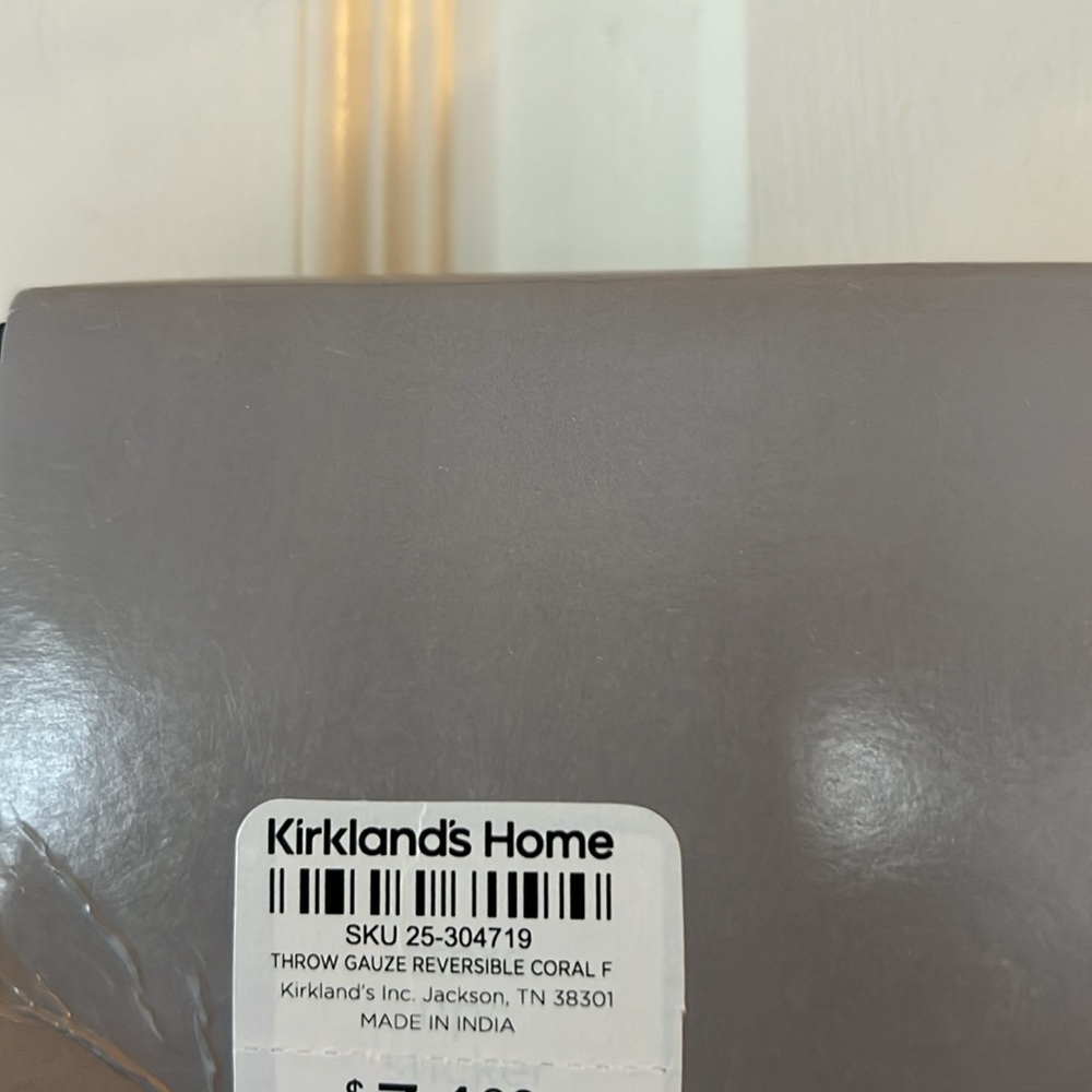 NWT Kirklands
Our Coral Flower Reversible Gauze Throw - Picture 7 of 8